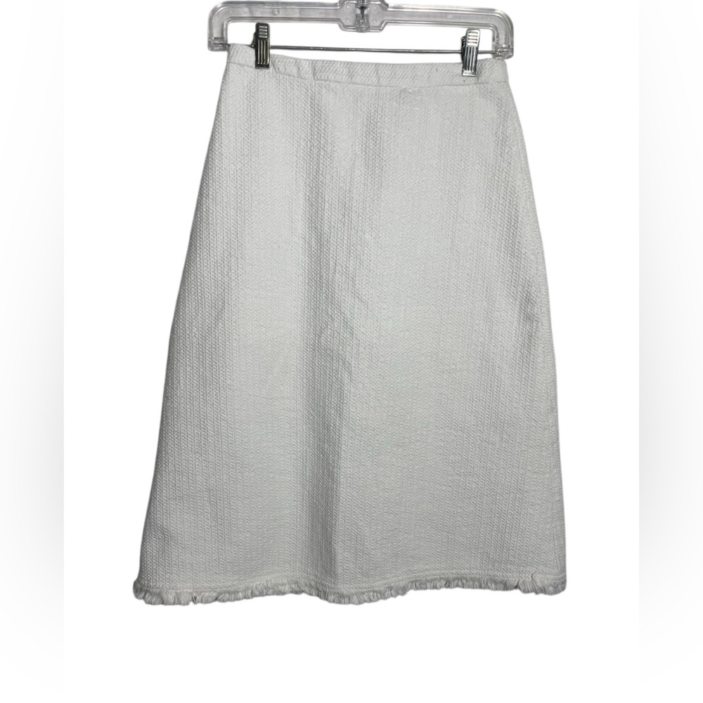 BCBGMAXAZRIA skirt size 4 solid white “Minnie” textured frayed edges skirt 🩷